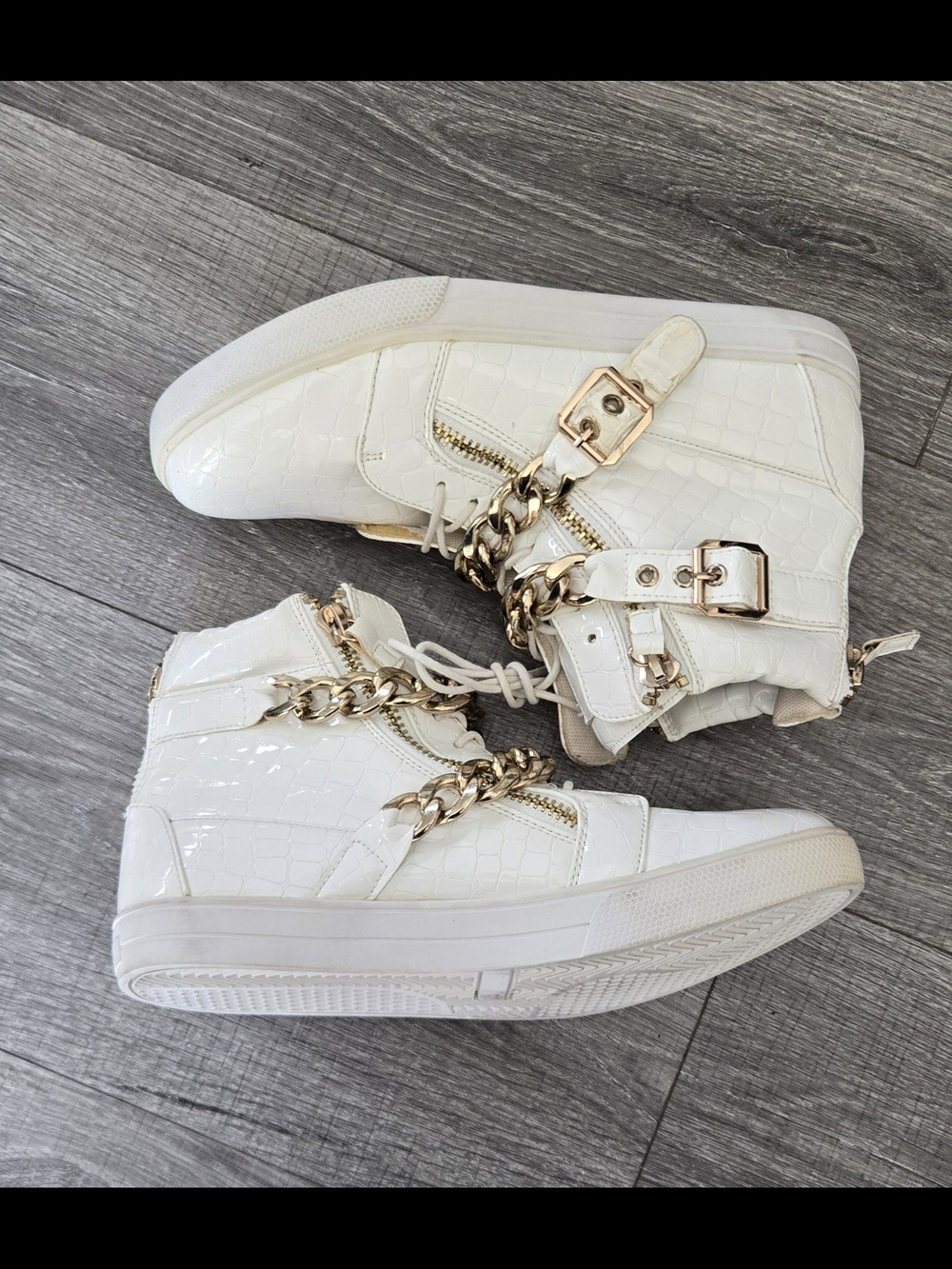 J75 by Jump Zephyr Women’s Size 9 White Croc Gold Chain High Top Sneakers.